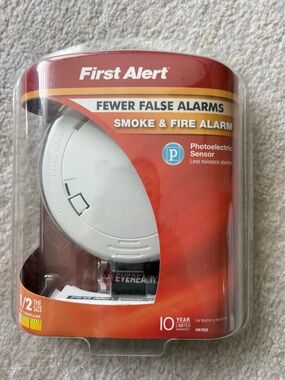First Alert Smoke & Fire Alarm Slim PR700 Photoelectric Sensor With Battery New